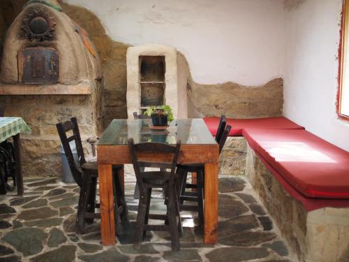 une salle à manger avec une table, des chaises et un banc dans l'établissement Jardin Colibri RNT 33633, à Guatavita