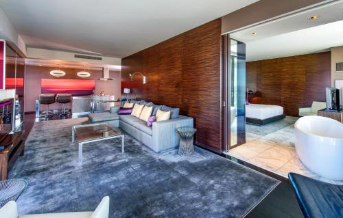 ein Wohnzimmer mit einem Sofa und einer Badewanne in der Unterkunft Palms Place One Bedroom Suite 1220 sqft in Las Vegas