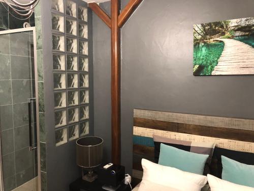 une chambre avec un lit et un tableau au mur dans l'établissement Appartement Luxembourg-proche St Germain des prés, à Paris