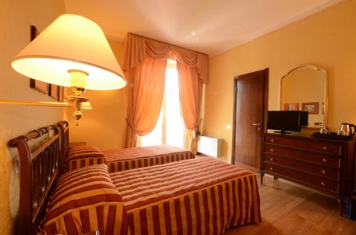 Postel nebo postele na pokoji v ubytování Hotel Firenze e Continentale