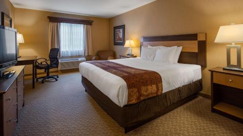 Posteľ alebo postele v izbe v ubytovaní Crandon Inn & Suites