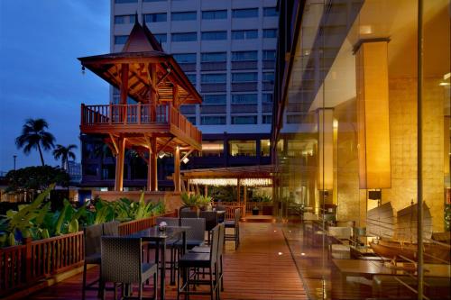 Restoran atau tempat lain untuk makan di Ramada Plaza by Wyndham Bangkok Menam Riverside