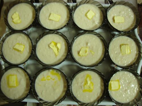 ein Tablett mit Cupcakes, die mit Butter bestrichen sind in der Unterkunft гостевой дом Holiday in Karakol