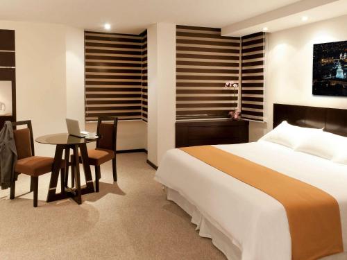 Postel nebo postele na pokoji v ubytování Mercure Alameda Quito