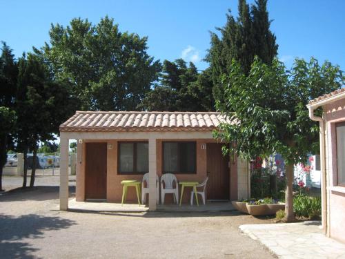 a small shed with two chairs and a table at Hotel La Reserve in Vic-la-Gardiole