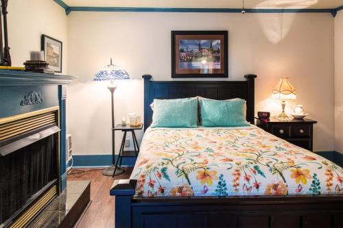 Un pat sau paturi într-o cameră la Hidden Springs Bed and Breakfast