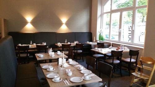 A restaurant or other place to eat at Hotel An der Altstadt