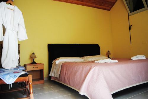 Katil atau katil-katil dalam bilik di L'albero delle noci