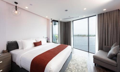 Un dormitorio con una cama grande y una ventana en Maagiri Hotel, en Male