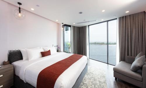Postel nebo postele na pokoji v ubytování Maagiri Hotel
