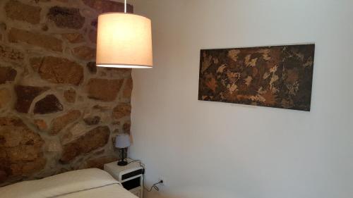 a bedroom with a bed and a painting on the wall at Casa da Cris in Cotelo
