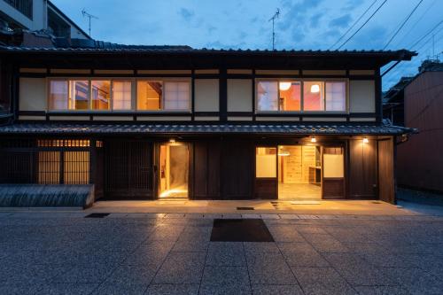 una casa con sus luces encendidas en la noche en Hotel Koo Otsuhyakucho, en Otsu