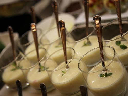 ホテルの敷地内または近くでの食事または食べ物