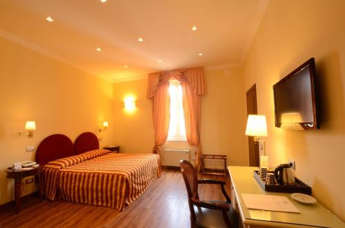 TV a/nebo společenská místnost v ubytování Hotel Firenze e Continentale