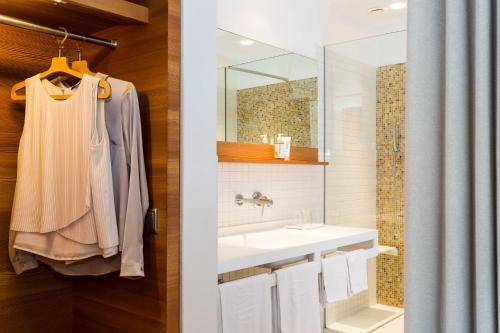 a bathroom with a sink and a mirror at Hotel Heubad in Fiè