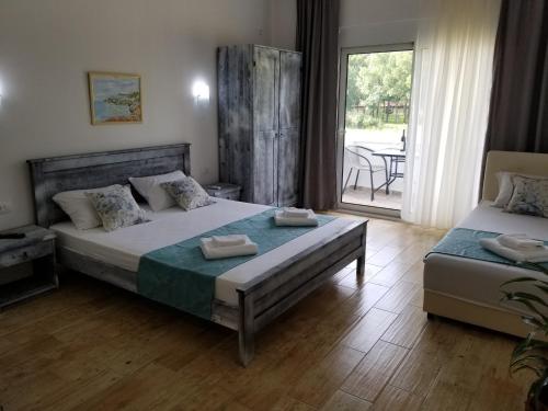 Un pat sau paturi într-o cameră la Riviera Inn apartments
