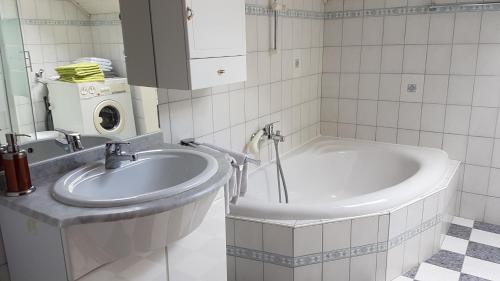 Kylpyhuone majoituspaikassa Mosthäusl