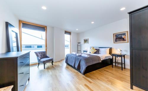 - une chambre avec un lit, un bureau et une chaise dans l'établissement 1 Bedroom Stylish Apartment near Regents Park FREE WIFI & AIRCON by City Stay Aparts London, à Londres