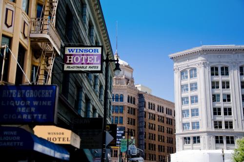 eine Straße mit Schildern an Gebäuden in einer Stadt in der Unterkunft Winsor Hotel in San Francisco