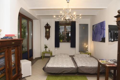a bedroom with two beds and a clock on the wall at Ferienwohnung Villa am Stadtpark in Görlitz