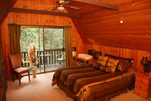 Кровать или кровати в номере Springbrook Mountain Chalets