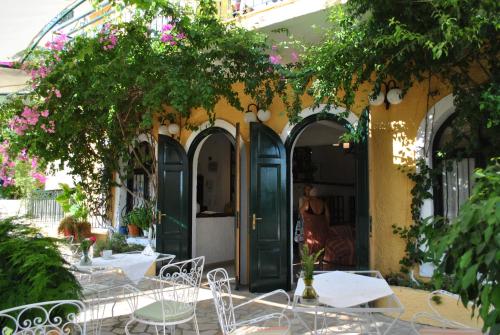 een restaurant met tafels en stoelen voor een gebouw bij Hotel Helios Splendid in Boukari