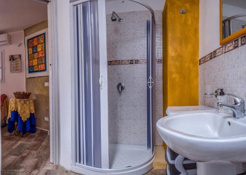 uma casa de banho com um chuveiro e um lavatório. em Appartamento Monica em Pantelleria