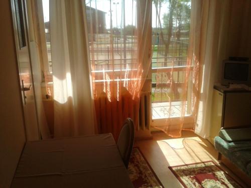 Pokój z oknem z widokiem na balkon w obiekcie Willa Daniela w Rewalu