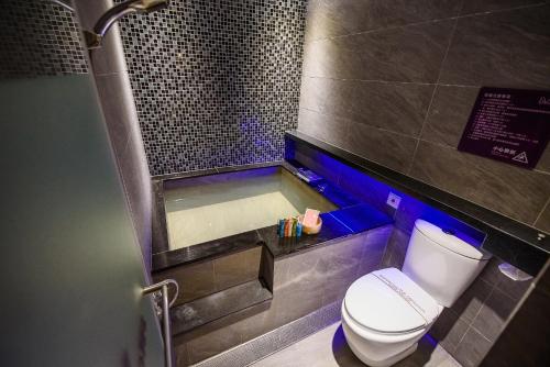 礁溪鄉的住宿－福岡6號溫泉飯店，一间带卫生间和淋浴的小浴室