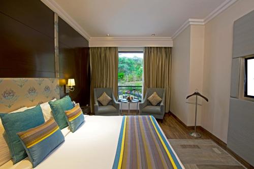Postel nebo postele na pokoji v ubytování Golden Tulip Chandigarh, Panchkula