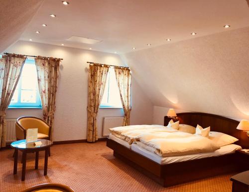 Un pat sau paturi într-o cameră la Hotel Lindenhof