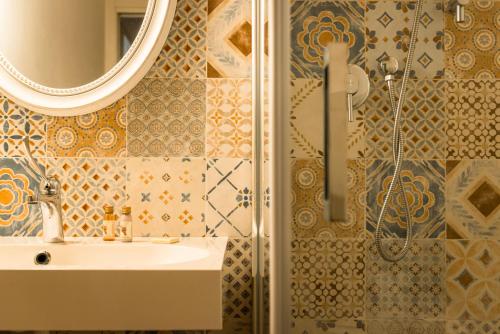 a bathroom with a sink and a shower with a mirror at Tenuta Santa Trice in Riotorto