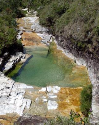 an aerial view of a pool of green water on a mountain at Pousada Mirante dos Ipês - Capitólio - MG in Capitólio