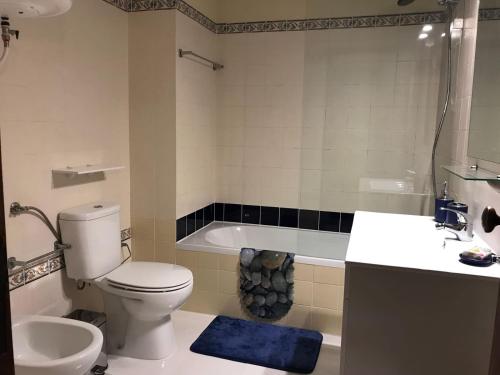 uma casa de banho com um WC, um lavatório e uma banheira em Apartament Olhos do Mar T1 beach Olhos de Água em Albufeira