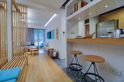 Superior Central Apt|3min to Metro|AC|Netflix|iMac