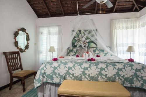 1 dormitorio con 1 cama con colcha de flores en Beach Palms Villa, en Silver Sands