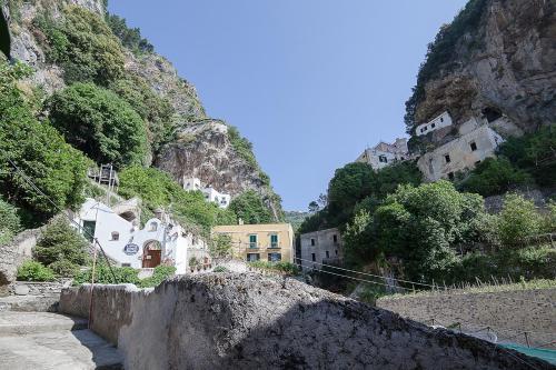 a group of buildings on the side of a mountain at Hotel L'Argine Fiorito in Atrani
