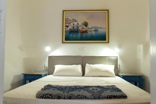 una camera con un letto con una foto sul muro di Edem a Firà