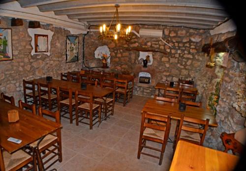 Albergue Rural Cal Picarol في Fontllonga: غرفة طعام مع طاولات وكراسي خشبية