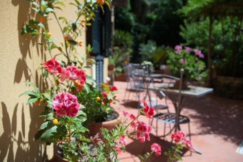 a garden with flowers and tables and chairs at Hotel L'Argine Fiorito in Atrani