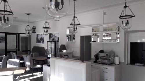 a salon with chairs and chandeliers in a room at Kamieniczka in Nidzica