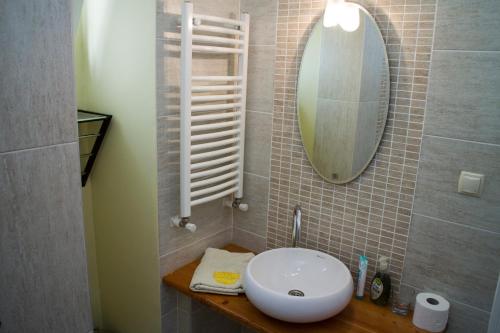 ein Badezimmer mit einem weißen Waschbecken und einem Spiegel in der Unterkunft Antalyaloft in Antalya