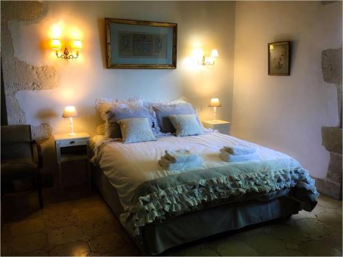 a bedroom with a bed with towels on it at Agape Du Gers in Montréal