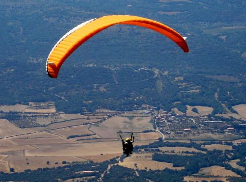 Fontllonga的住宿－Albergue Rural Cal Picarol，空中降落伞飞行的人