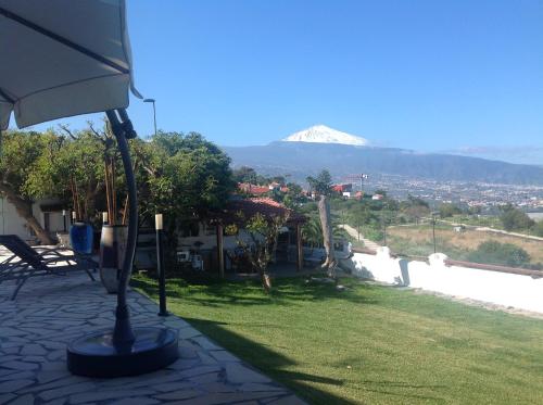 サンタ・ウルスラにあるChalet en La Quintaの傘付きの家から山の景色