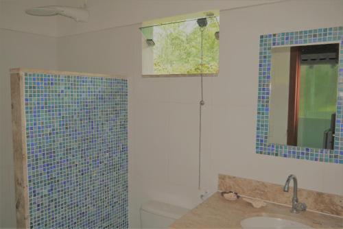 Bilik mandi di Lindo Apartamento, Condominio VilaZion, Arraial d' Ajuda centro