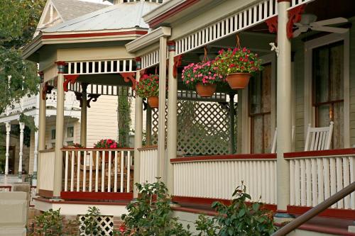 Cedar House Inn في سانت أوغيستين: منزل مع قدور الزهور على الشرفة الأمامية