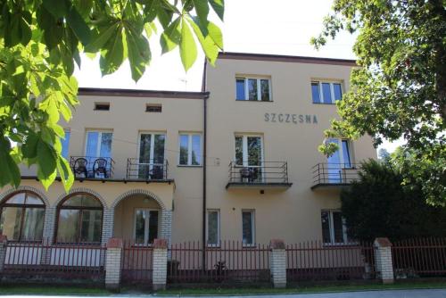 WILLA "SZCZĘSNA"