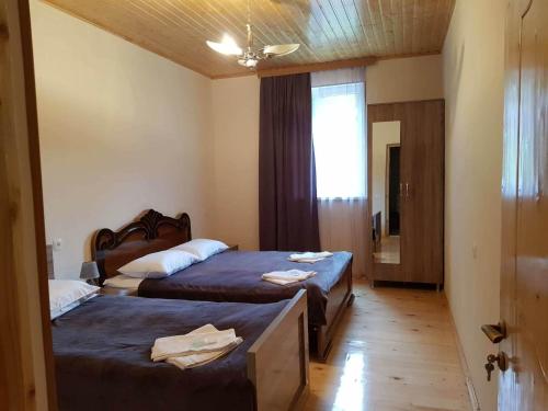 Llit o llits en una habitació de Guesthouse Guram Baba