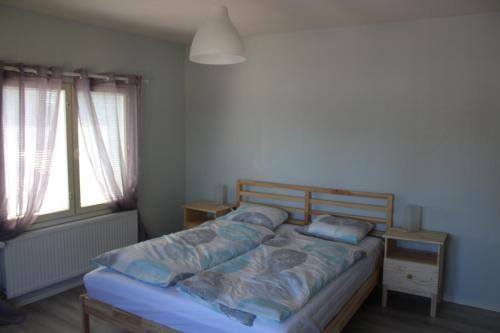 1 dormitorio con cama y ventana grande en Im Herzen der Altstadt von Kalajoki en Kalajoki